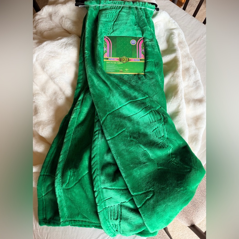 WICKED!! - Emerald Green Plush Throw - NWT 50x70